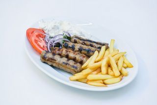 Sheftalia - mici in prapur de miel la farfurie