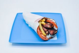 Souvlaki cu pui si bacon la pita