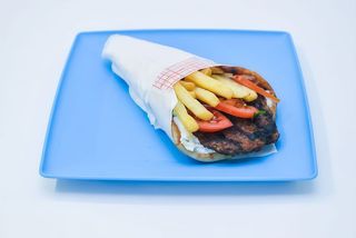 Bifteki - burger cu vita si porc la pita