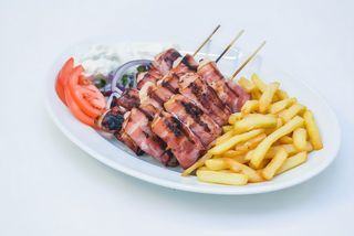 Souvlaki cu pui si  bacon la farfurie