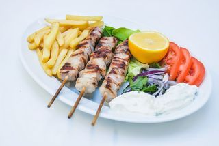 Souvlaki cu porc la farfurie