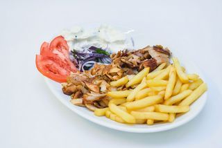 Gyros cu porc la farfurie