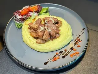Ceafă la tigaie cu usturoi şi cartofi piure (520g)