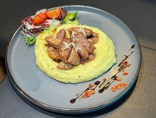 Ceafă la tigaie cu usturoi şi cartofi piure (520g)