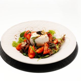 Burrata cu sos de trufe si salata