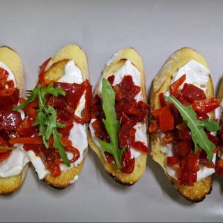 Bruschete cu branza de capra si ardei copt