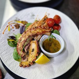 Duet de caracatita si creveti, cu salata