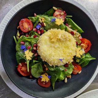 Salata cu branza de capra, sos de rodii si verdeturi fine