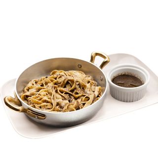 Tagliatelle proaspete cu sos de trufe si unt