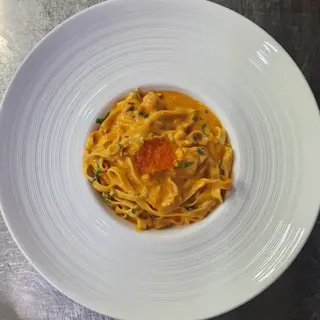 Tagliatelle proaspete cu somon si icre rosii