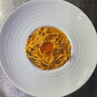 Tagliatelle proaspete cu somon si icre rosii