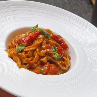 Tagliatelle proaspete cu rosii cherry, busuioc si parmezan