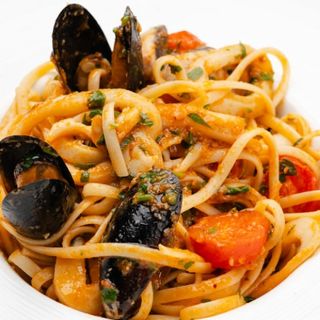 Linguine cu fructe de mare si sos de vin cu usturoi
