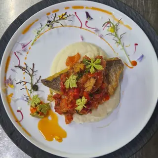 Dorada cu piure de telina si tartar legume