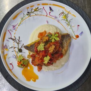 Dorada cu piure de telina si tartar legume