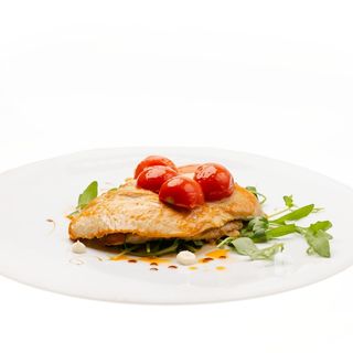 Piept de pui la gratar, cu rucola si rosii cherry