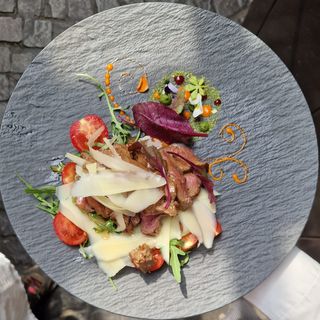 Muschi de vita tagliatta cu rucola si rosii cherry