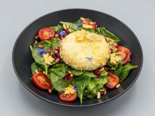 Salata cu branza de capra, sos de rodii si verdeturi fine