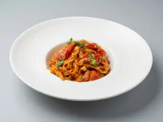 Tagliatelle proaspete cu rosii cherry, busuioc si parmezan