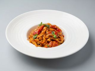 Tagliatelle proaspete cu rosii cherry, busuioc si parmezan