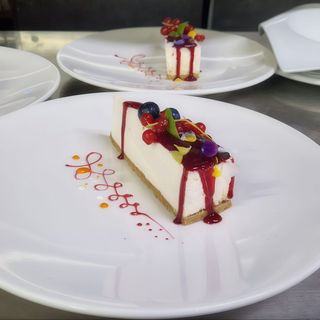 Cheesecake cu sos de fructe de padure