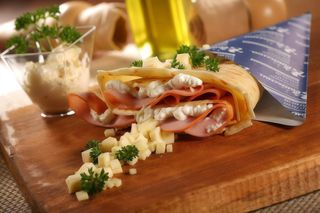 Clatite cu sunca, smantana si cascaval