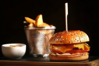 Burger piept de pui cu cartofi wedges si sos unguresc