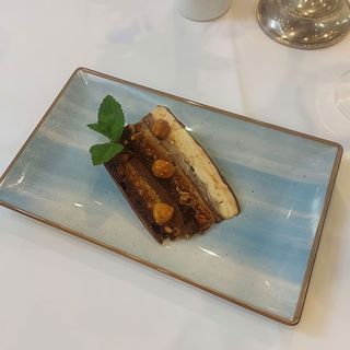 Tort cu Caramel Sarat si Arahide