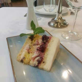 Tort Ganache de Ciocolata Alba si Fructe