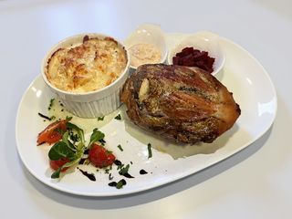 Stinco de porc cu cartofi gratinati, sfecla si hrean