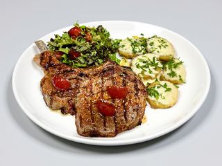 Tomahawk de porc fragezit, cartof gratinat si salata