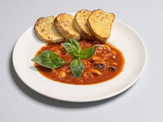 Fructe de mare in sos rosu