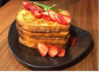 Toast francez cu miere și fructe de sezon