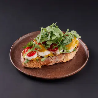 Toast cu mozzarella si rosii cherry