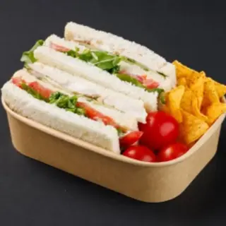 Sandwich cu pui, nachos, roșii cherry 