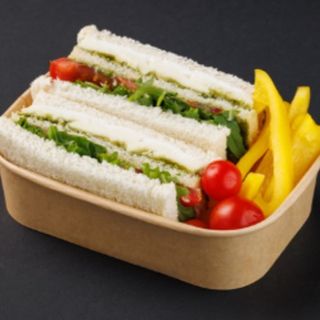 Sandwich caprese cu roșii cherry, ardei