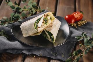 Wrap cu pui mozzarella și pesto