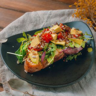 Toast cu humus si rosii prajite