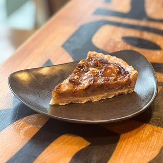 Tartă cu mere și nuci