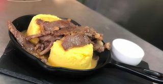 Pastramă de oaie ciobănească cu mămăliguță și mujdei 