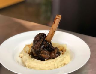 Rasol de miel servit cu piure de cartofi si sos de rodii