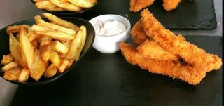 Crispy de pui cu cartofi prăjiţi 