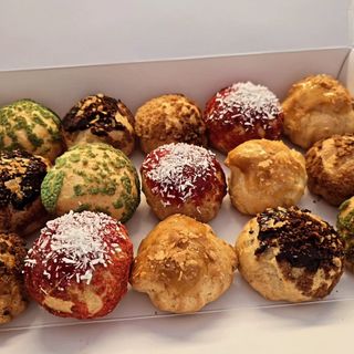 Cutie cu 15 mini choux a la crème asortate