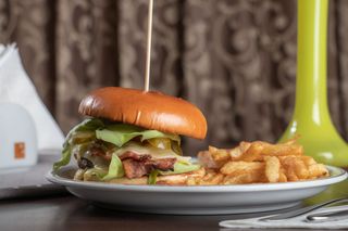 Cheesburger cu cartofi prajiti 