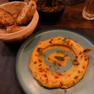 HUMMUS CU MUGURI DE PIN