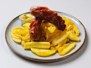Cârnați cu cașcaval și cartofi prăjiți
