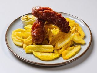 Cârnați cu cașcaval și cartofi prăjiți