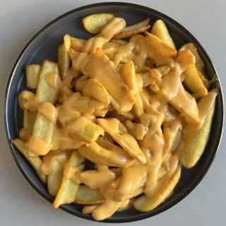 Cartofi prăjiți cu sos ceddar