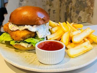 FISH Burger + Cartofi + Sos