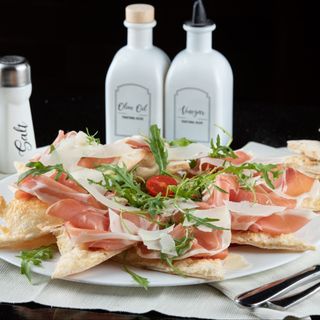 Platou cu prosciutto crudo si parmezan
